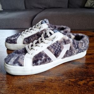 NWOTs Vintage Havana Fur Lined Sneaker Size 7